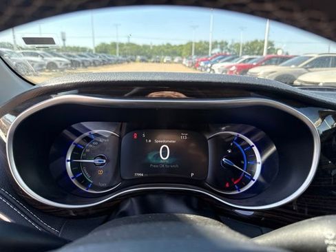 Used 2023 Chrysler Pacifica Limited FWD image 13