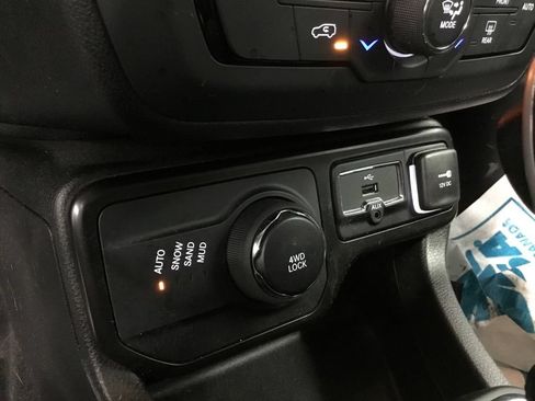 Used 2023 Jeep Renegade Latitude AWD/4WD image 20