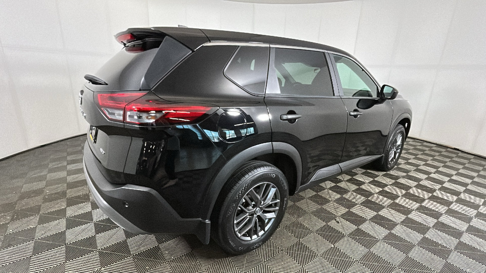Used 2023 Nissan Rogue S AWD/4WD image 3