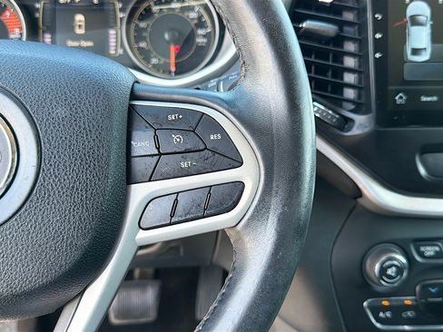 Used 2018 Jeep Cherokee Latitude Plus FWD image 35