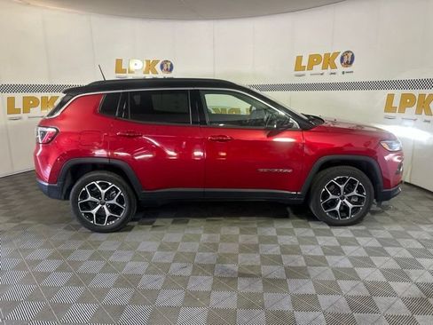 Used 2025 Jeep Compass Limited AWD/4WD image 2