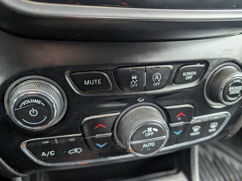 Used 2019 Jeep Cherokee Limited image 21