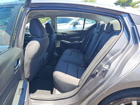 Used 2024 Nissan Altima 2.5 SV FWD image 4