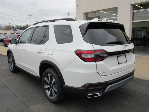 Used 2024 Honda Pilot Touring image 3