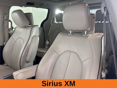 Used 2021 Chrysler Pacifica Limited w/ Uconnect Theater Family Group image 12