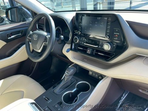 Used 2022 Toyota Highlander XLE image 24