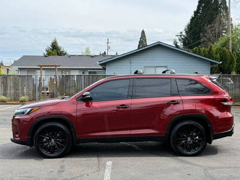 Used 2019 Toyota Highlander SE w/ Nightshade Edition image 2