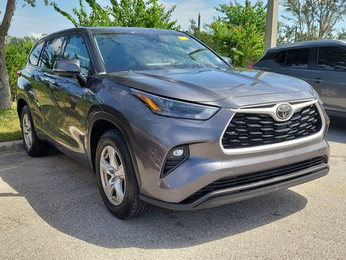 Used 2022 Toyota Highlander LE FWD image 2