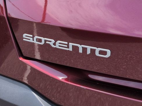 Certified 2025 Kia Sorento LX FWD image 16