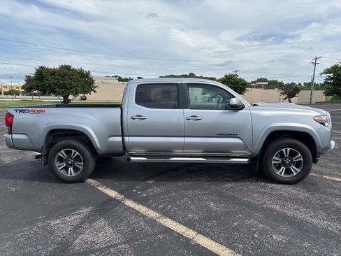 Used 2017 Toyota Tacoma TRD Sport AWD/4WD image 4