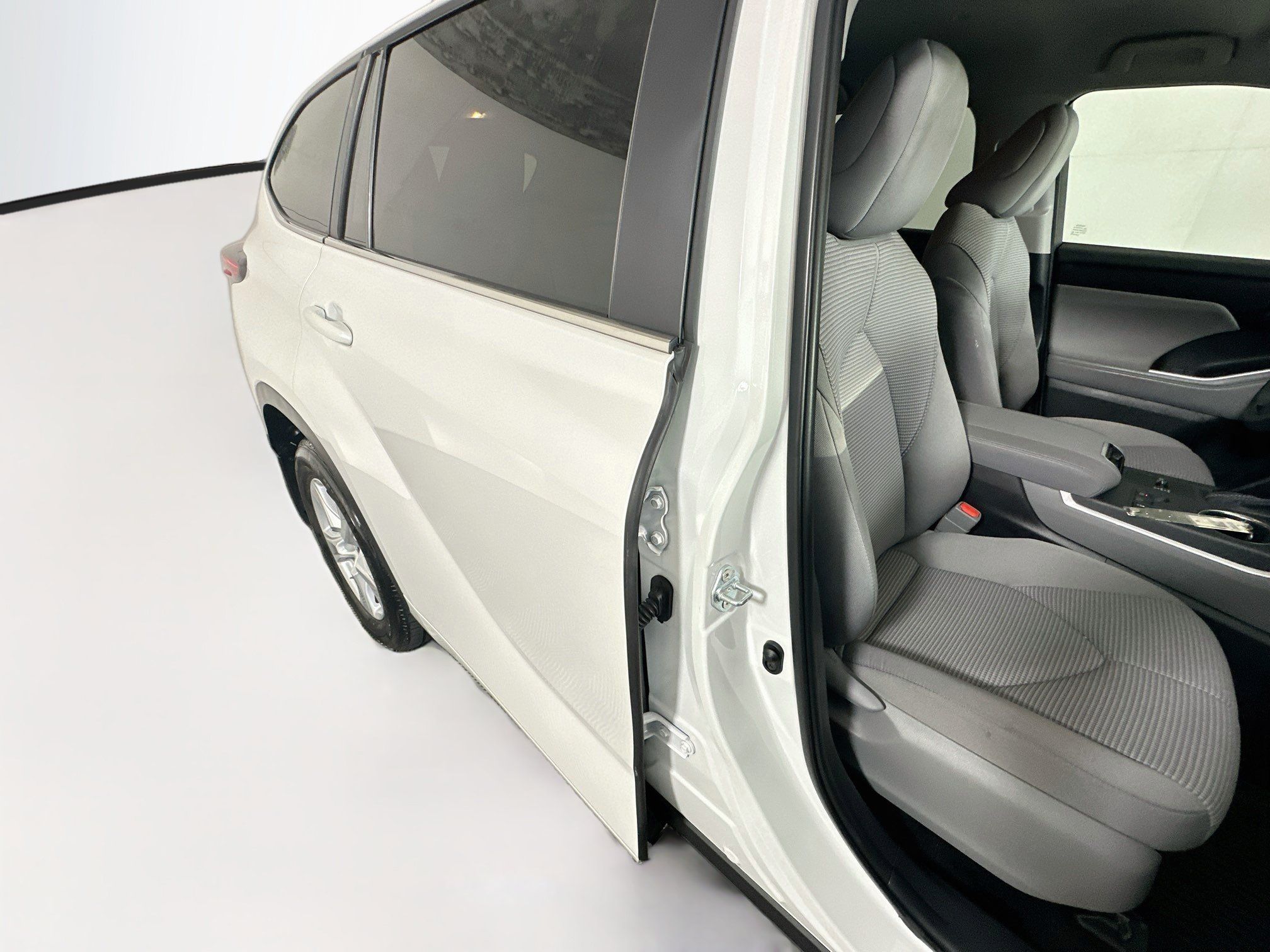 Used 2025 Toyota Highlander LE FWD image 28
