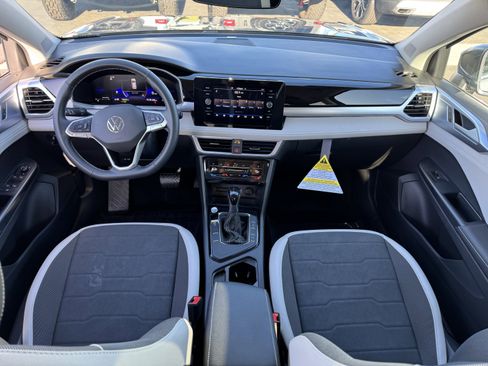 Certified 2025 Volkswagen Taos SE image 32