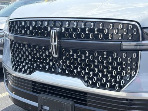 Used 2025 Lincoln Navigator L Reserve AWD/4WD image 3
