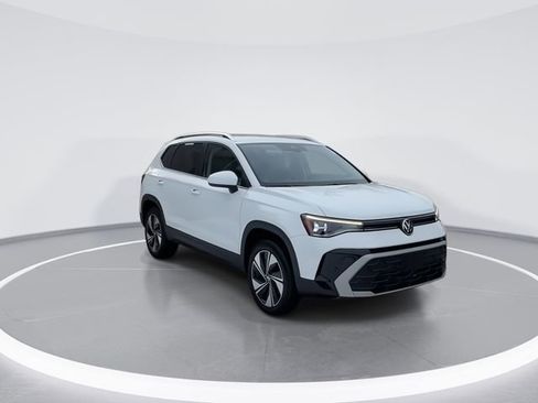 Used 2025 Volkswagen Taos SE image 2