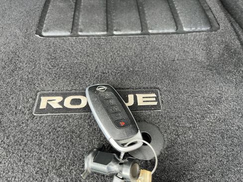 Used 2025 Nissan Rogue SV AWD/4WD image 17