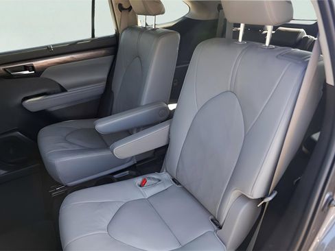 Used 2025 Toyota Highlander Platinum image 29