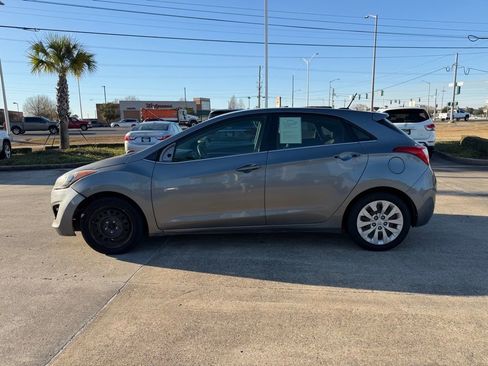 Used 2017 Hyundai Elantra GT image 2