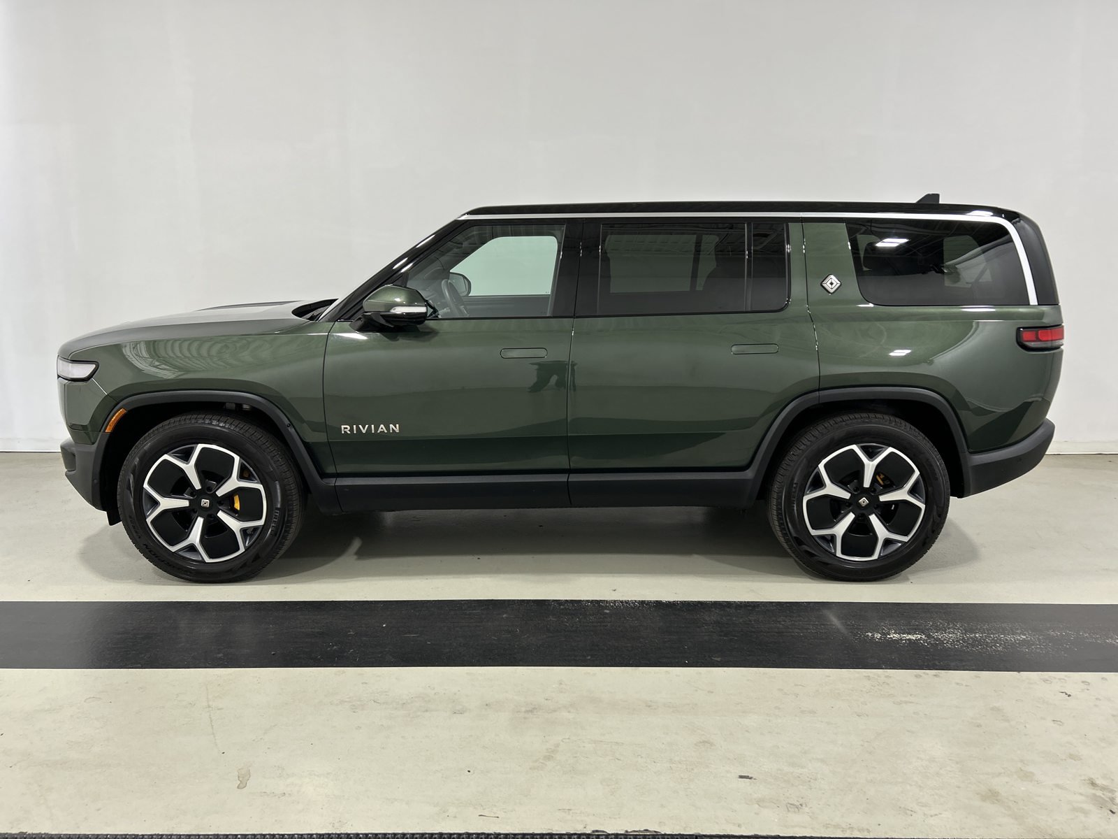 Used 2024 Rivian R1S Adventure Quad AWD/4WD image 2