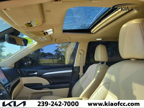 Used 2019 Toyota Highlander XLE FWD image 24