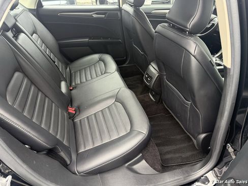 Used 2017 Ford Fusion SE w/ Fusion SE Technology Package FWD image 18