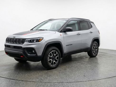 Used 2025 Jeep Compass Trailhawk image 3