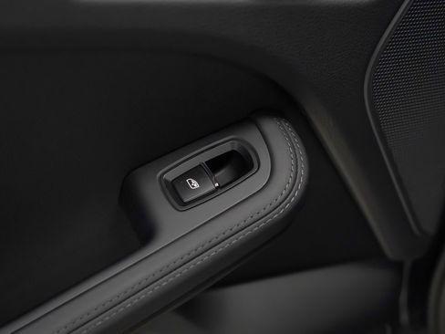 Certified 2025 Porsche Macan image 16