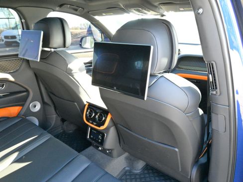 Used 2025 Bentley Bentayga image 47