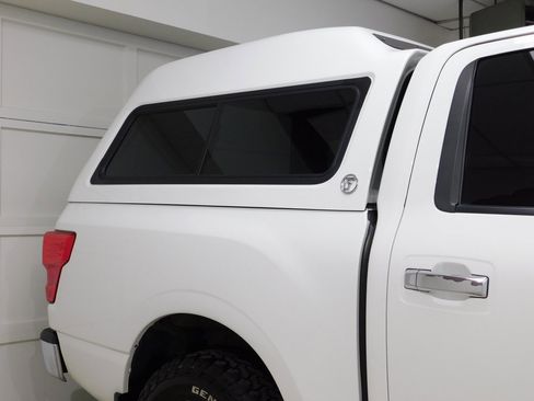 Used 2017 Nissan Titan SV image 9