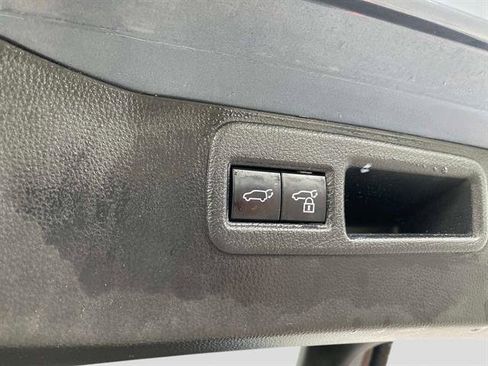 Used 2022 Toyota Venza LE image 6