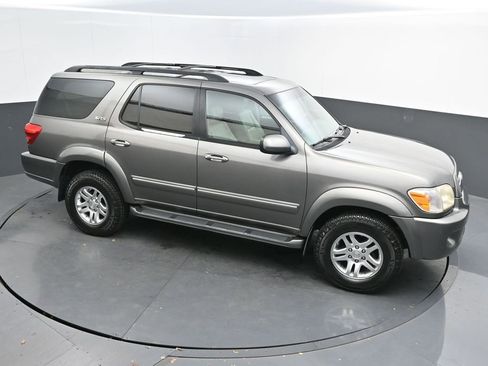 Used 2005 Toyota Sequoia SR5 image 35