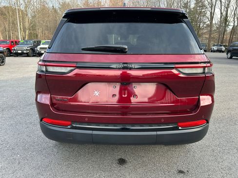 Used 2025 Jeep Grand Cherokee Laredo AWD/4WD image 5