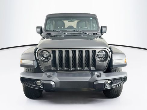 Used 2018 Jeep Wrangler Unlimited Sahara w/ Cold Weather Group AWD/4WD image 2