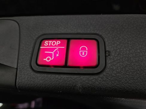 Used 2021 Mercedes-Benz GLB 250 w/ Premium Package image 29