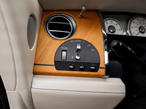 Used 2017 Rolls-Royce Dawn Base image 53