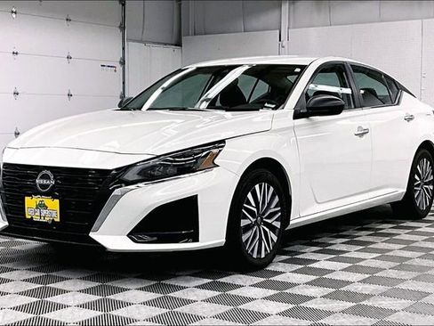 Used 2025 Nissan Altima 2.5 SV image 12