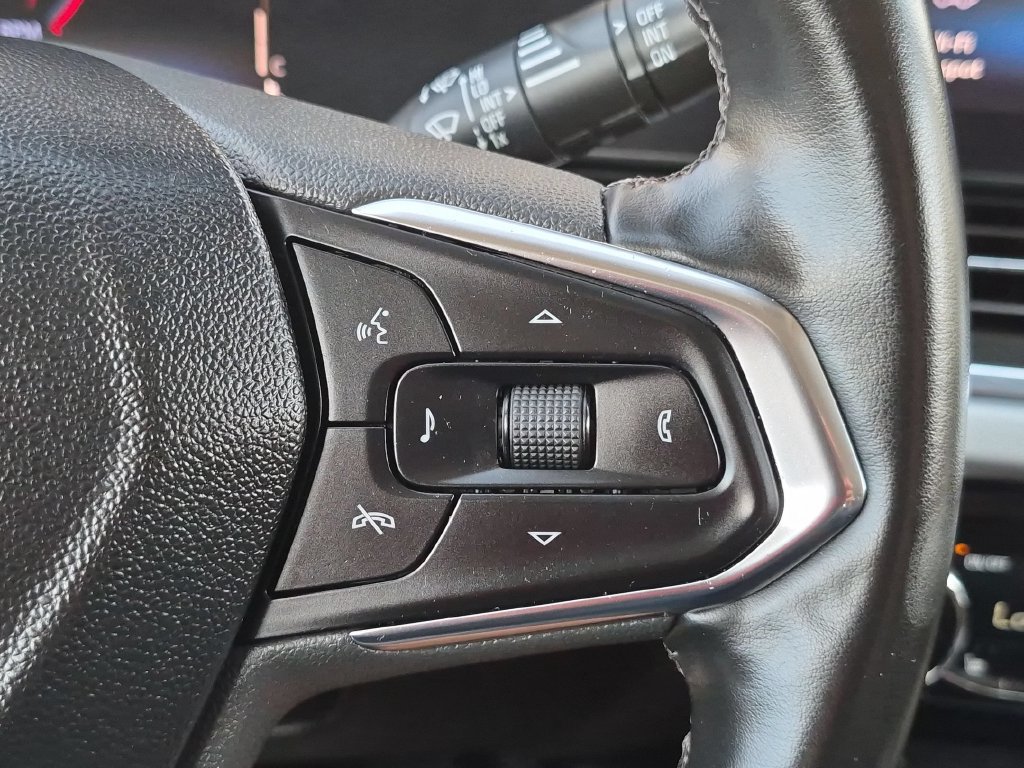 Used 2025 Chevrolet Trax LT w/ LT Convenience Package FWD image 22
