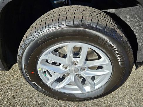 New 2025 Jeep Grand Cherokee L Laredo image 18