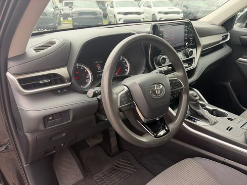 Used 2021 Toyota Highlander L FWD image 10