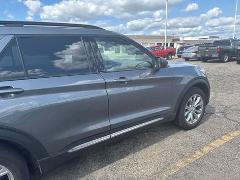 Used 2023 Ford Explorer XLT w/ Equipment Group 202A AWD/4WD image 12
