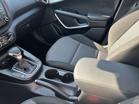 Used 2025 Kia Soul LX w/ LX Technology Package FWD image 34