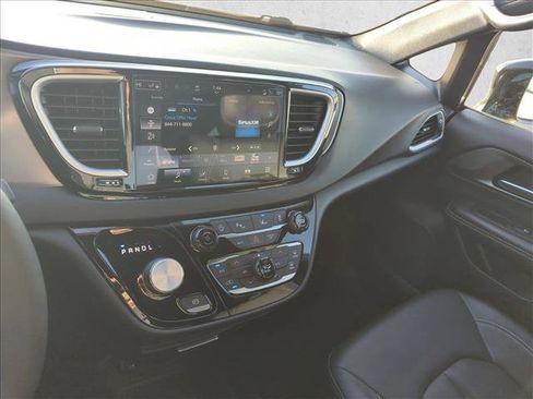 Used 2025 Chrysler Pacifica Select image 14