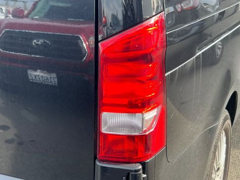 Used 2018 Mercedes-Benz Metris Passenger image 17