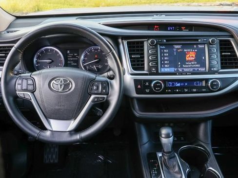 Used 2017 Toyota Highlander Limited AWD/4WD image 7