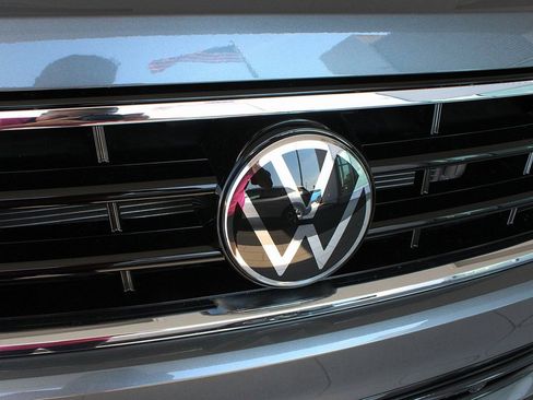 Used 2024 Volkswagen Tiguan SE R-Line image 45