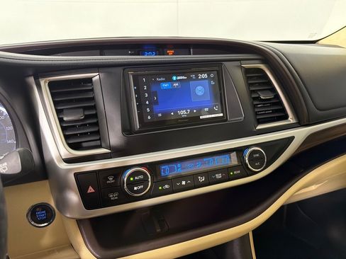 Used 2016 Toyota Highlander Limited FWD image 16