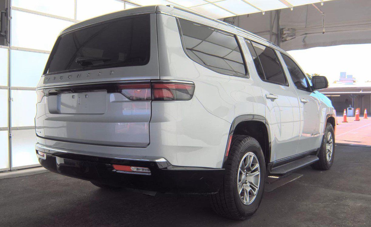 Used 2023 Jeep Wagoneer 4WD image 4
