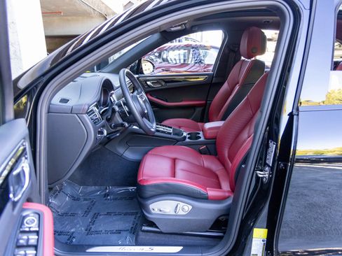 Certified 2025 Porsche Macan S image 28