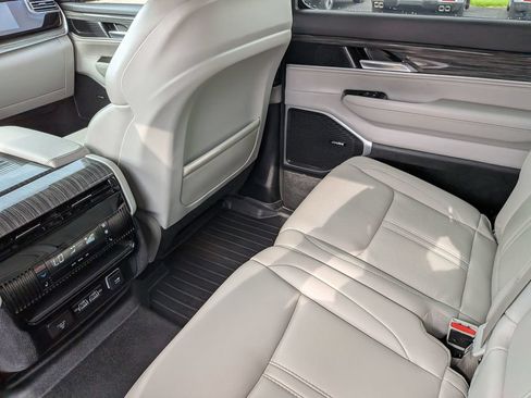 Used 2022 Jeep Wagoneer Series III AWD/4WD image 36