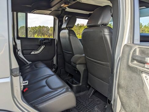 Used 2017 Jeep Wrangler Unlimited Sahara w/ Connectivity Group image 39