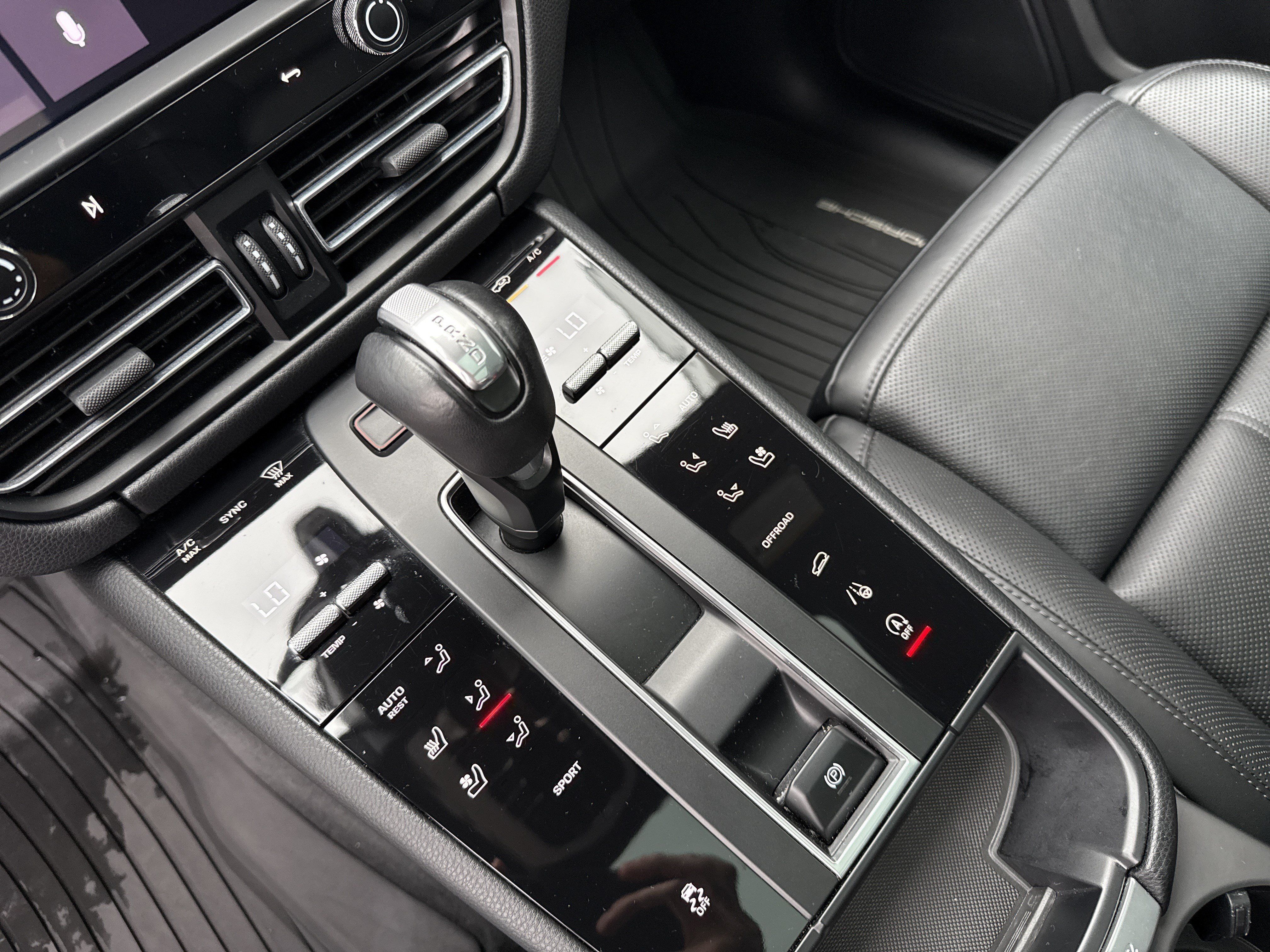 Used 2023 Porsche Macan AWD/4WD image 10